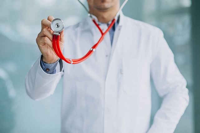 El médico de cabecera del paciente de Pami se encarga de seguir su salud y garantizar los especialistas y medicamentos para su bienestar