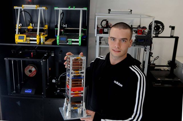 David Williams en su lugar de trabajo con el cubesat