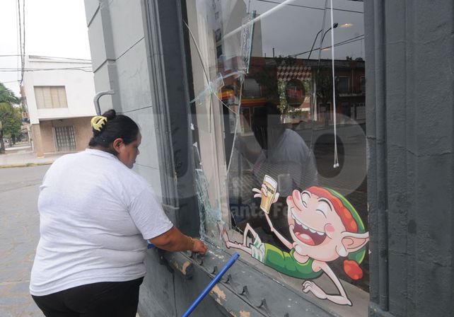 Vandalismo. Rompieron la vidriera de un bar en barrio Candioti. Foto: Manuel Testi / UNO Santa Fe