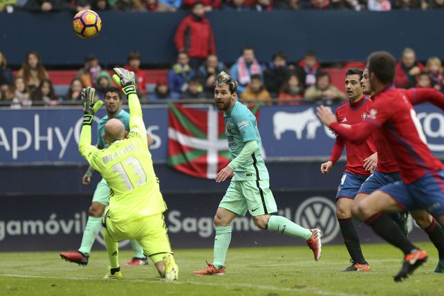 Se viene. Messi le pica la pelota al arquero Pérez de Osasuna y marcará el segundo de Barcelona