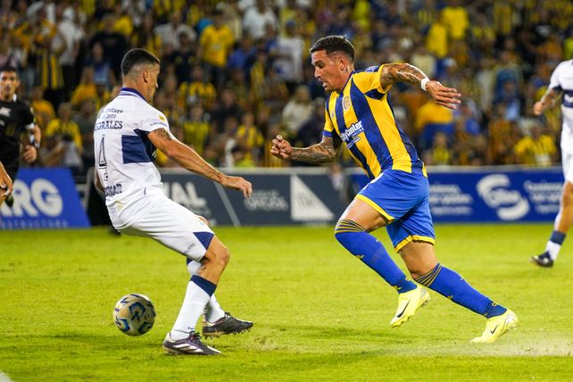 Enzo Copetti encara en el partido ante Gimnasia, en el que Central también pudo sumar de a tres.