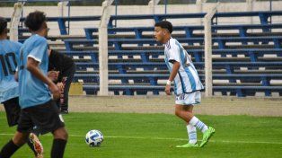 Bautista Ojeda, el juvenil de Colón que integra la Sub 15, jugó en el segundo tiempo ante Uruguay.