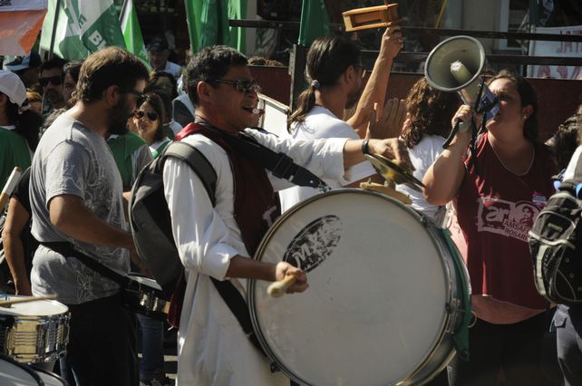 Multitudinaria marcha de trabajadores en el microcentro santafesino