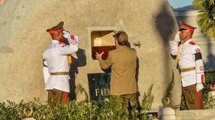 Sin público. El presidente Raúl Castro deposita la urna de su hermano en la cripta de roca del camposanto Santa Ifigenia de Santiago de Cuba.