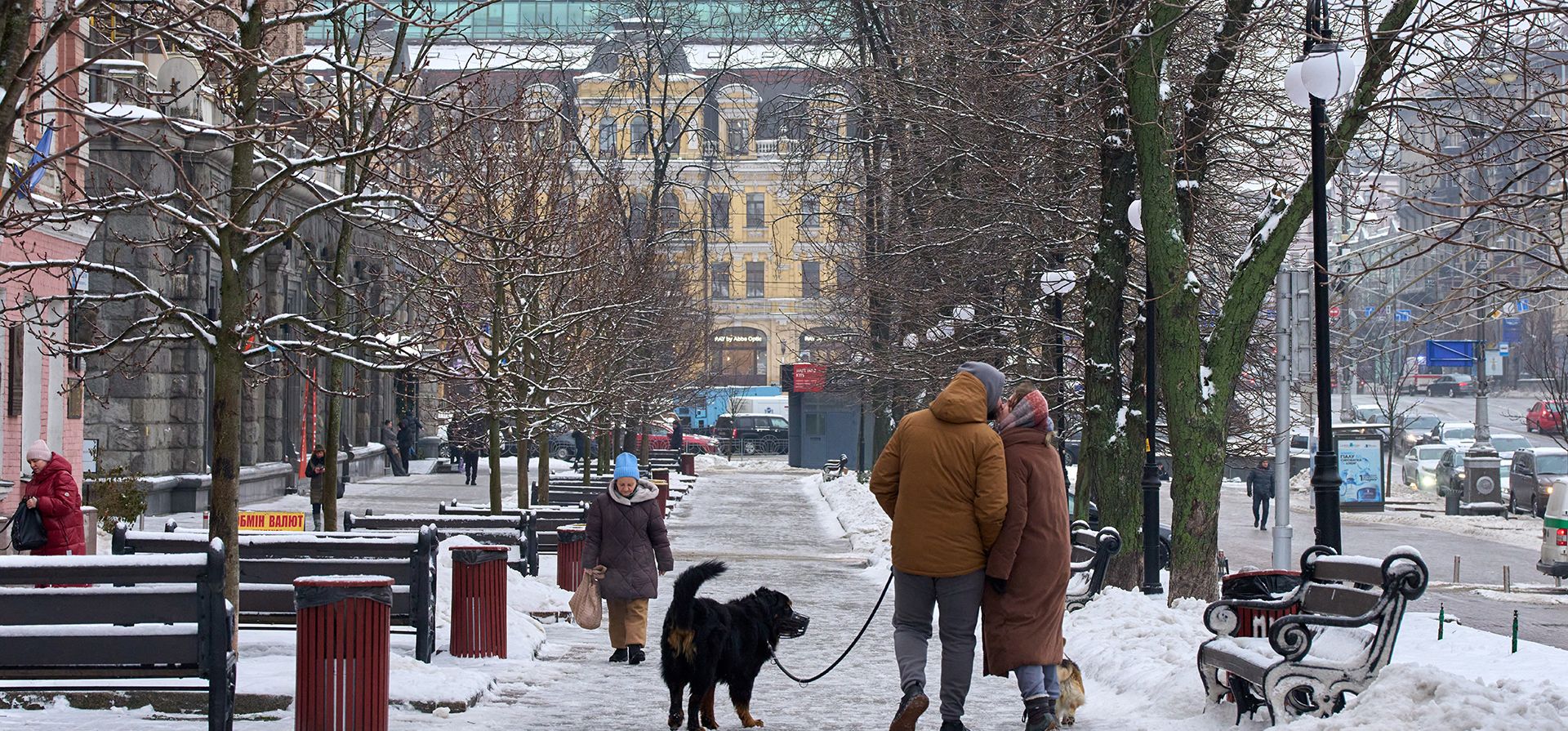 Una pareja comparte un momento tierno mientras camina por una calle nevada en Kiev, Ucrania, el jueves 8 de enero de 2026, mientras Ucrania se enfrenta a fuertes heladas en medio de los frecuentes ataques con misiles rusos contra el sistema energético del país. (Foto AP/Efrem Lukatsky) Una pareja comparte un momento tierno mientras camina por una calle nevada en Kiev, Ucrania, el jueves 8 de enero de 2026, mientras Ucrania se enfrenta a fuertes heladas en medio de los frecuentes ataques con misiles rusos contra el sistema energético del país. (Foto AP/Efrem Lukatsky)