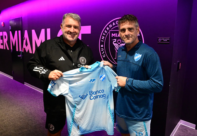 Gerardo Martino recibe una camiseta de Argentino de Rosario en esta histçorica gira.