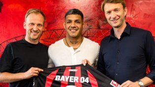 Facundo Medina fue presentado en Bayer Leverkusen
