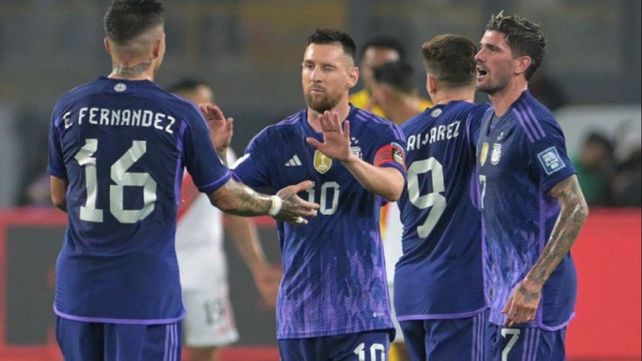 Lionel Messi festeja uno de los dos goles que anotó en la victoria ante Perú.