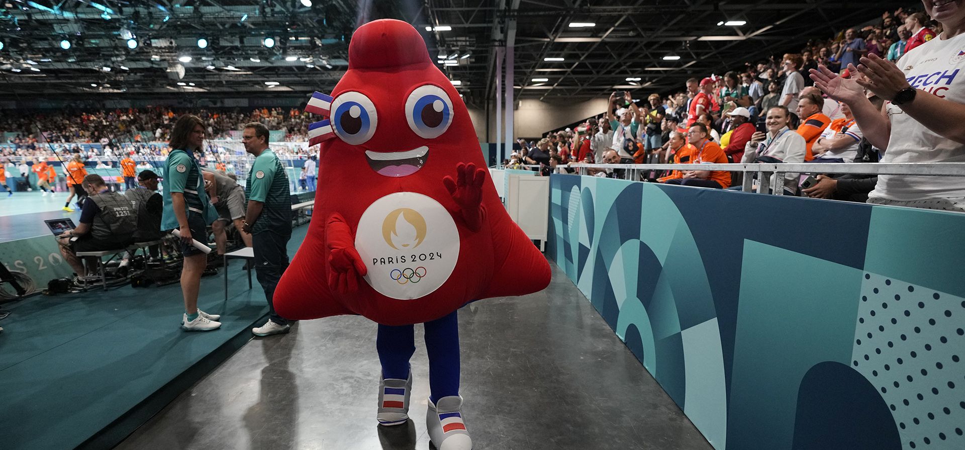 La mascota de los Juegos Olímpicos de 2024 camina en el South Paris Arena durante los partidos de balonmano femenino en los Juegos Olímpicos de Verano de 2024, el jueves 25 de julio de 2024, en París, Francia. (Foto AP/Aarón Favila) La mascota de los Juegos Olímpicos de 2024 camina en el South Paris Arena durante los partidos de balonmano femenino en los Juegos Olímpicos de Verano de 2024, el jueves 25 de julio de 2024, en París, Francia. (Foto AP/Aarón Favila)