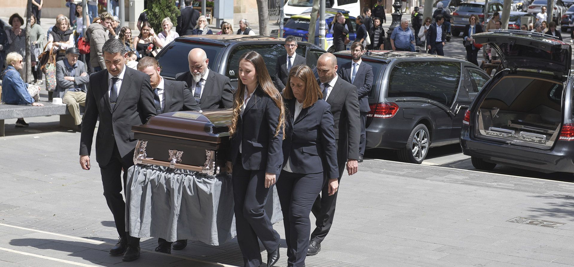Miembros de la funeraria portan el cuerpo de uno de los fallecidos en un accidente de helicóptero hace dos semanas en Nueva York, durante un funeral en Barcelona, España, el martes 22 de abril de 2025. (Alberto Paredes/Europa Press vía AP) Miembros de la funeraria portan el cuerpo de uno de los fallecidos en un accidente de helicóptero hace dos semanas en Nueva York, durante un funeral en Barcelona, España, el martes 22 de abril de 2025. (Alberto Paredes/Europa Press vía AP)