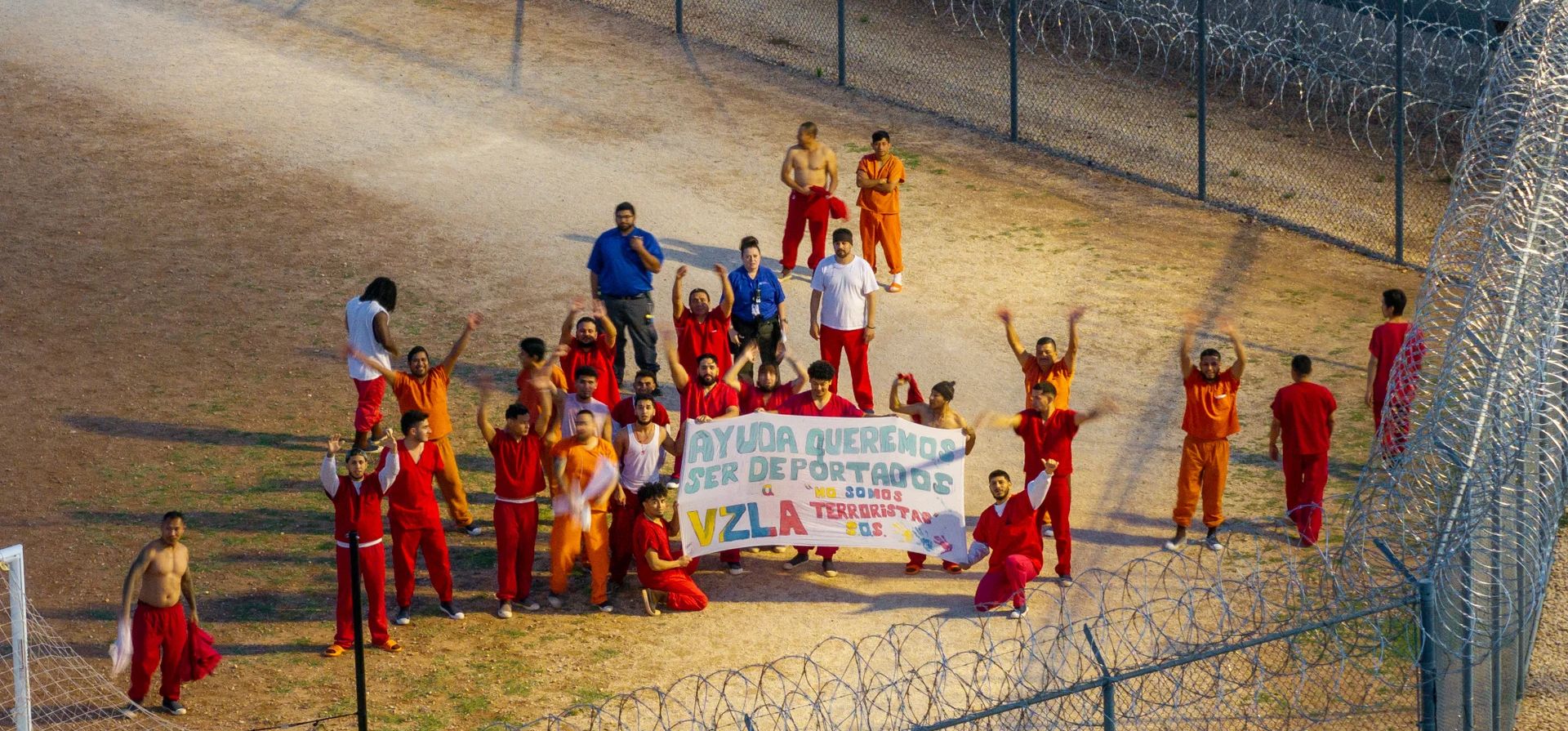 Inmigrantes ilegales detenidos en el Centro de Detención de Bluebonnet en Texas muestran una pancarta que dice: Inmigrantes ilegales detenidos en el Centro de Detención de Bluebonnet en Texas muestran una pancarta que dice: