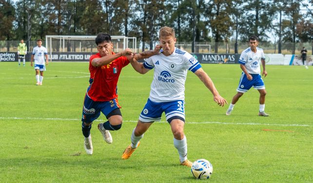 Primera C. Mario Senra lucha con el defensor del Deportivo Español. Leones FC igualó en Arroyo Seco 1 a 1&nbsp;