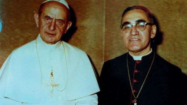 Años 70. La foto testimonia un encuentro entre los contemporáneos Papa Pablo VI y monseñor Romero.