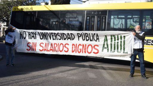 Como respuesta al veto de Milei, docentes universitarios paran en todo el país este viernes