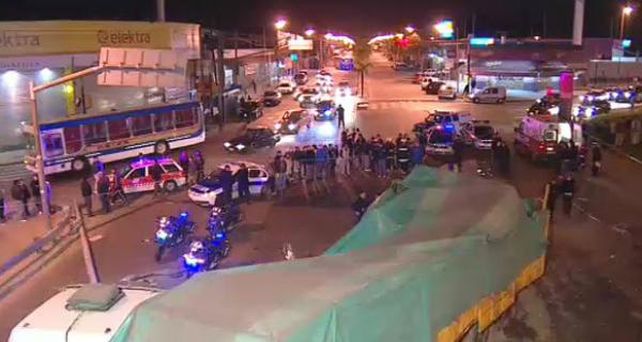 Dos muertos y cuatro heridos tras caer un cami&oacute;n desde un puente