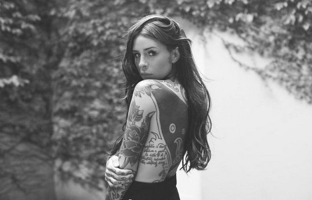 Con un topless Candelaria Tinelli se reconcilió con sus seguidores en Instagram