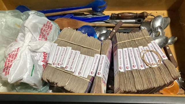 Fajos de dinero hallados cuando detuvieron a los dos policías