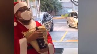 Video: una niña descrubrió a Papá Noel comprando cerveza y su reacción se hizo viral