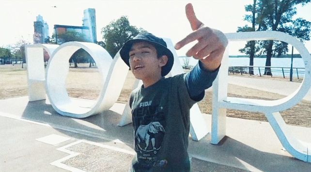 Francisco Peszynski ganó un cocurso de rap sobre la temática de grooming.