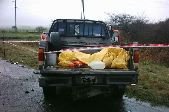 Chocaron de frente dos camionetas bajo la lluvia y murió una mujer oriunda de Viale