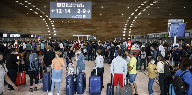 Pasajeros esperan para registrarse en una terminal del aeropuerto Charles de Gaulle