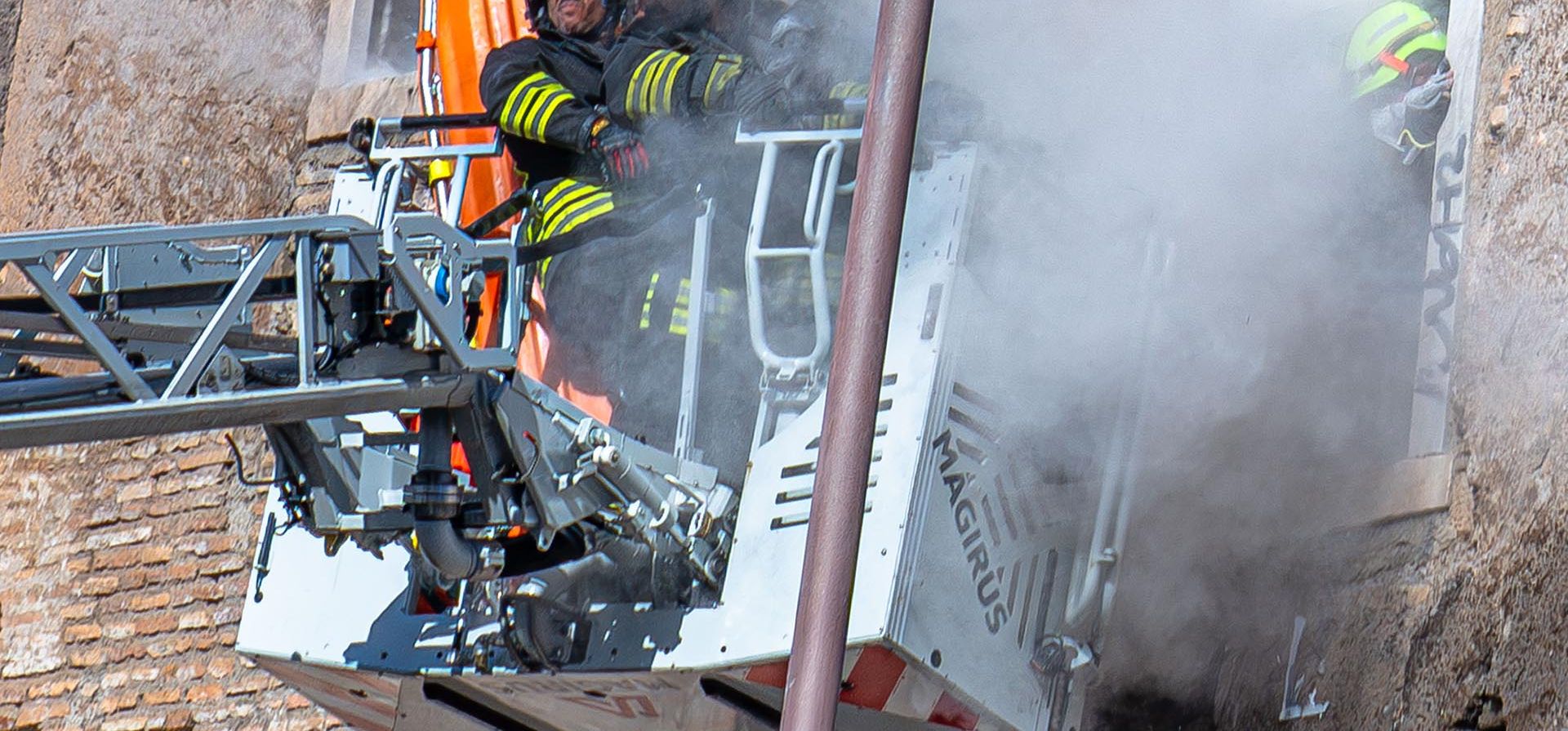 Bomberos, que intentaban rescatar a un obrero de la construcción, quedaron atrapados en una nube de escombros tras un segundo derrumbe de una torre medieval cerca del Foro Romano, que se derrumbó parcialmente durante trabajos de renovación en Roma, Italia, el lunes 3 de noviembre de 2025. (Foto AP/Domenico Stinellis) Bomberos, que intentaban rescatar a un obrero de la construcción, quedaron atrapados en una nube de escombros tras un segundo derrumbe de una torre medieval cerca del Foro Romano, que se derrumbó parcialmente durante trabajos de renovación en Roma, Italia, el lunes 3 de noviembre de 2025. (Foto AP/Domenico Stinellis)