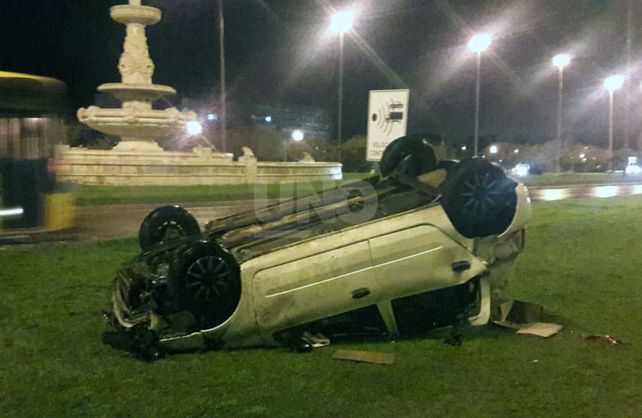 Así quedó el auto tras volcar.