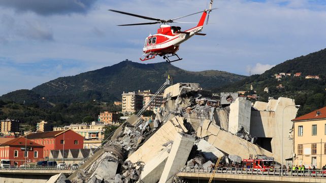 Las imágenes del dramático rescate tras el derrumbe del puente en Génova
