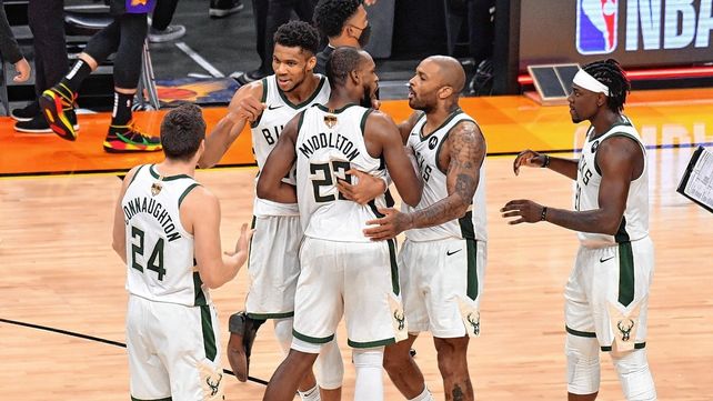 Milwaukee Bucks derrotó como visitante a Phoenix Suns y quedó a un triunfo del título. Milwaukee Bucks derrotó como visitante a Phoenix Suns y quedó a un triunfo del título.