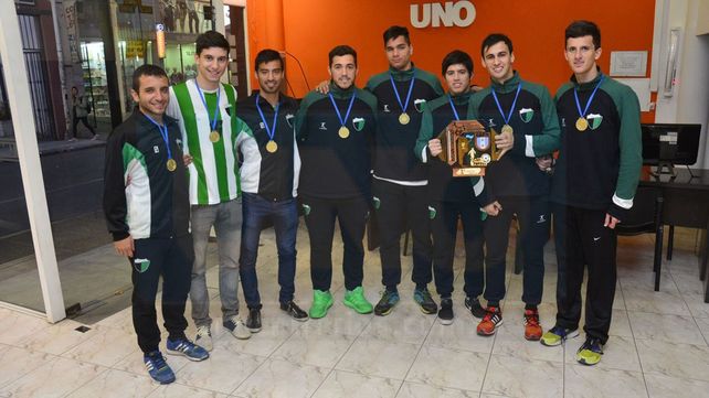 Parte del plantel de José Hernández visitó la Redacción de Diario UNO luego de conseguir el Oro. &nbsp;