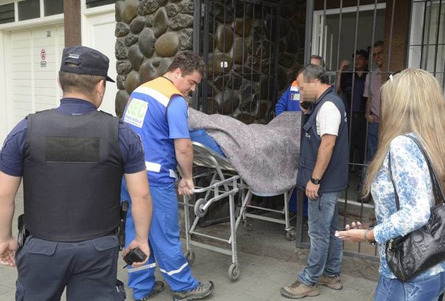 Un cirujano acusado de la muerte de una paciente fue detenido mientras se operaba a sí mismo su miembro