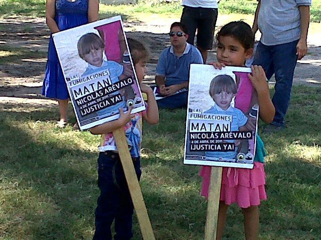 protesta. Amiguitos de Nicolás Arévalo en una manifestación por justicia de vecinos de Lavalle