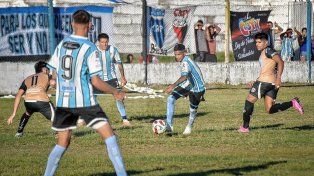 Peñarol volvió a hacerse fuerte en el estadio Aníbal Giusti y se ilusiona con levantar el trofeo.