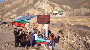 Representantes de un lof posan con los símbolos y banderas representativas mapuches.