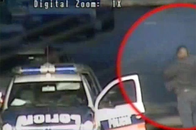 Dos policías porteños le robaron a una mujer que estaba desmayada en su auto