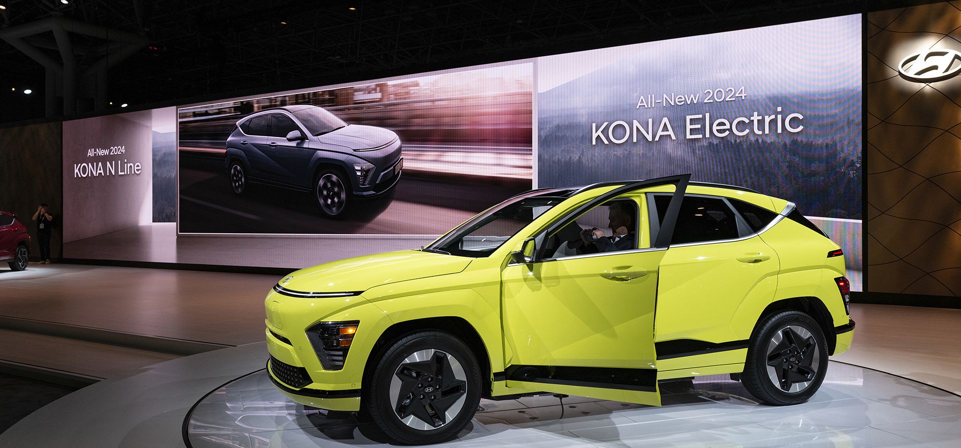 El Hyundai Kona Electric se exhibe en el Salón Internacional del Automóvil de Nueva York en Nueva York el miércoles 5 de abril de 2023. (Foto AP/Craig Ruttle)