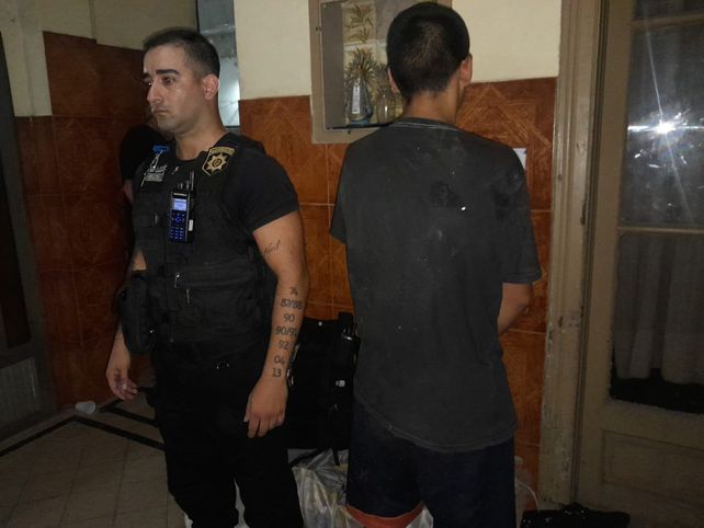 El hombre que amenazó con matar a colectiveros y policías al ser detenido en la seccional 7º. Será imputado mañana.