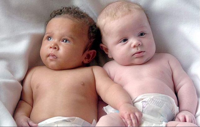 Los mellizos causaron sensación en Israel por su inusual condición de incluir a tres padres biológicos.