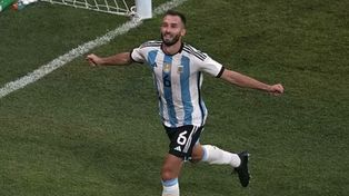 Germán Pezzella anotó uno de los goles con los que Argentina venció a Australia.