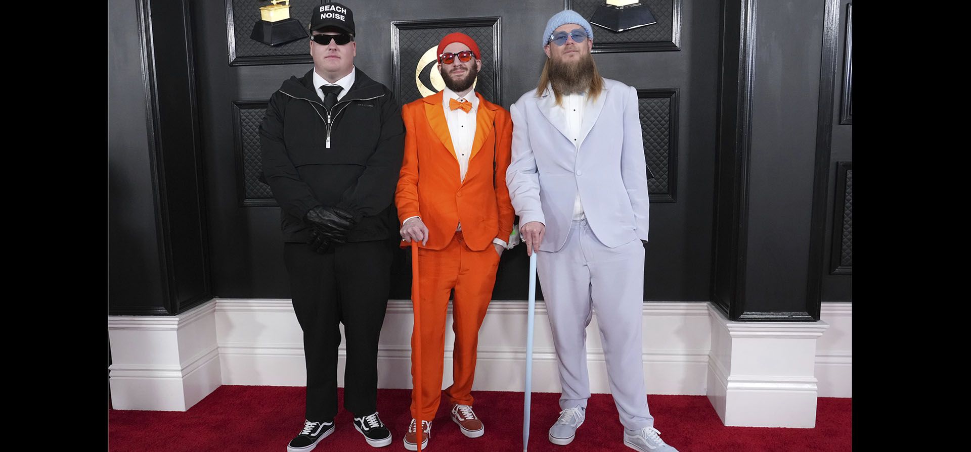 Jake Kosich, Matt Schaeffer y Johnny Kosich de Beach Noise llegan a la 65ª entrega anual de los premios Grammy, el domingo 5 de febrero de 2023 en Los Ángeles. (Foto de Jordan Strauss/Invision/AP)