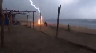 Video: el momento en el que dos personas son alcanzadas por un rayo en México