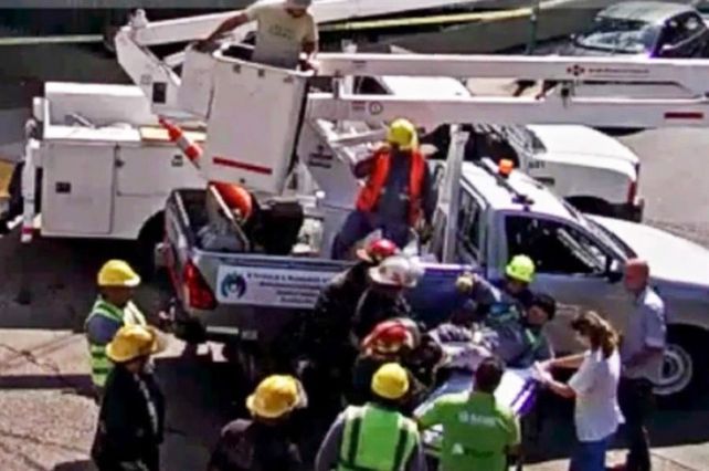 Un milagro. El conductor casi ocasiona una tragedia al mover una grúa.&nbsp;