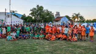 Niños de distintos barrios participaron del cierre de actividades de las colonias municipales de verano en Paraná con fogón, juegos y campamento