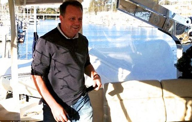 El ejecutivo Forrest Hayes en su yate.