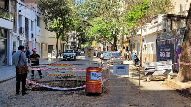 El taponamiento del conducto provocó la realización de una gran apertura en la calzada para proceder a su reparación.