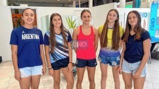 Las paranaenses Fiorella Bustos, Sara Hlede, Josefina Álvarez, Guadalupe Navarro y Rosario Jovanovich en la Redacción de UNO.