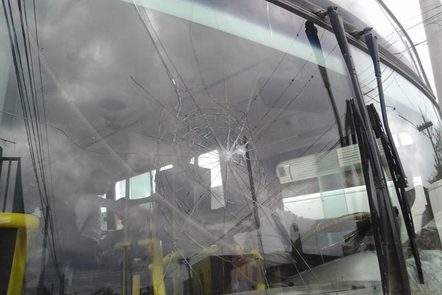 Un colectivo recibió un impacto de bala en Alto Verde