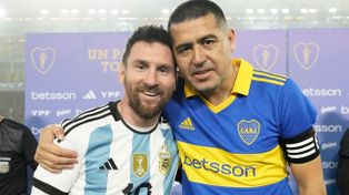 Messi y Riquelme compartieron en la selección argentina y mantienen un vínculo desde hace dos décadas.
