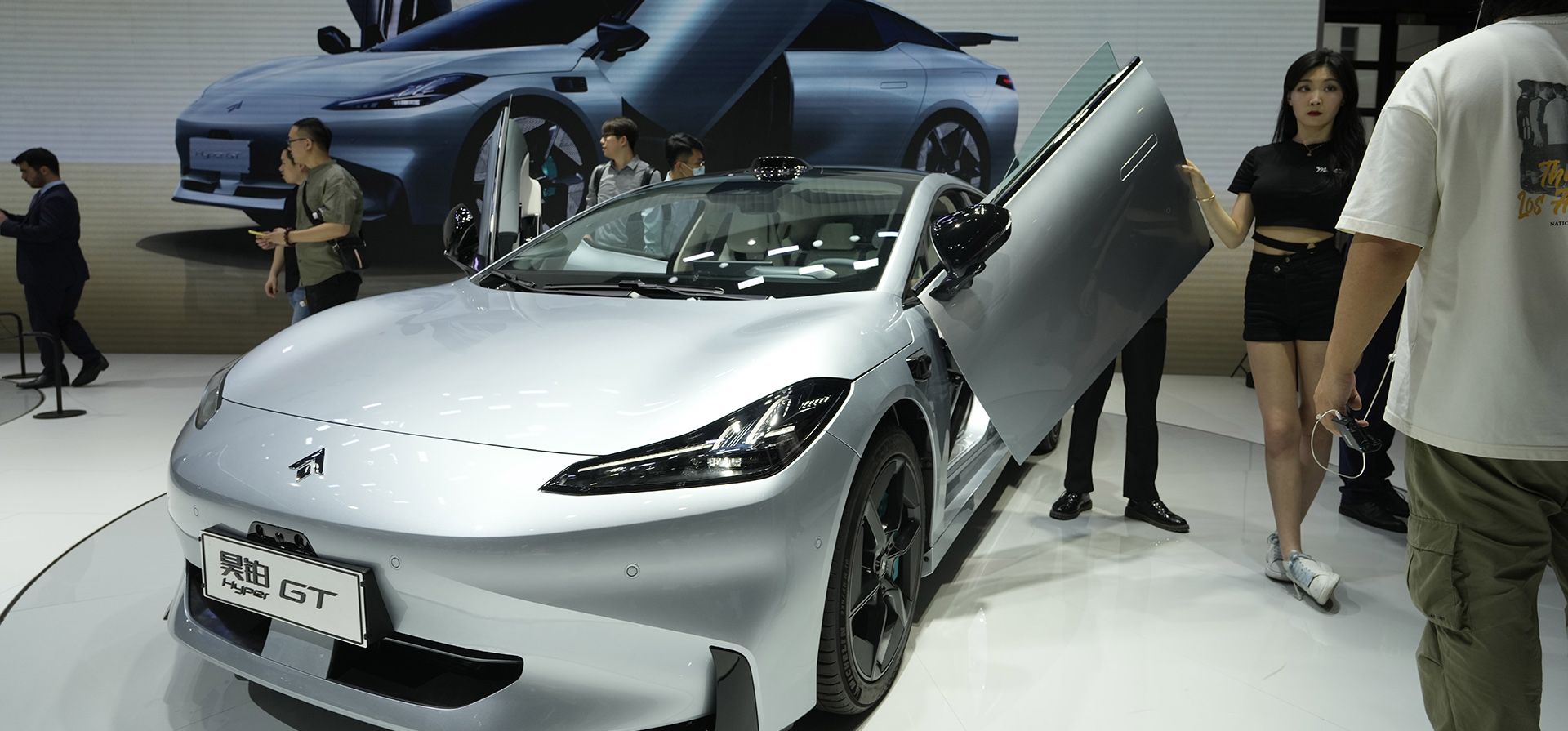 El Aion Hyper GT, un sedán eléctrico del fabricante de automóviles chino GAC, se exhibe en la feria Auto Shanghai 2023 en Shanghái, el martes 18 de abril de 2023. (Foto AP/Ng Han Guan)