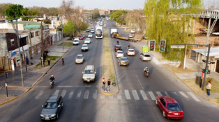 Avenida Pellegrini y Camilo Aldao. Puede ser allí o en otro cruce, pero en algunos horarios y puntos el robo a los automovilistas es recurrente.